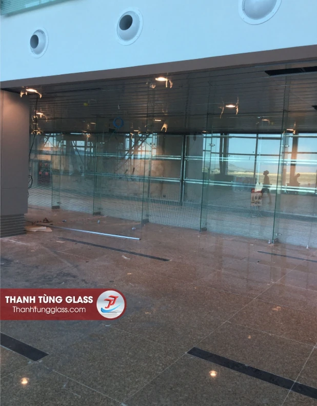 Vách – cửa kính cường lực mặt tiền cửa hàng trong nhà ga