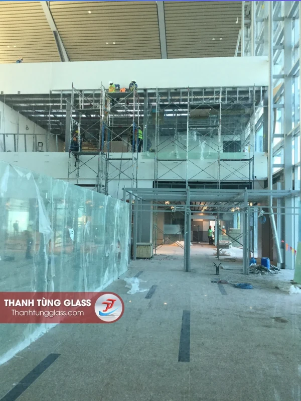 Lắp đặt kính mặt dựng và lan can kính cường lực cho nhà ga Cam Ranh
