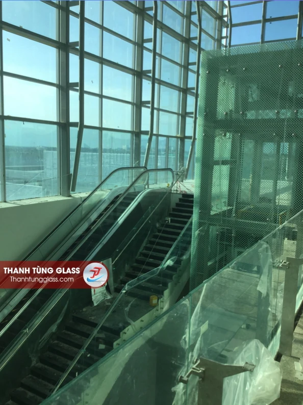 Kính trang trí cầu than và lan can kính cường lực