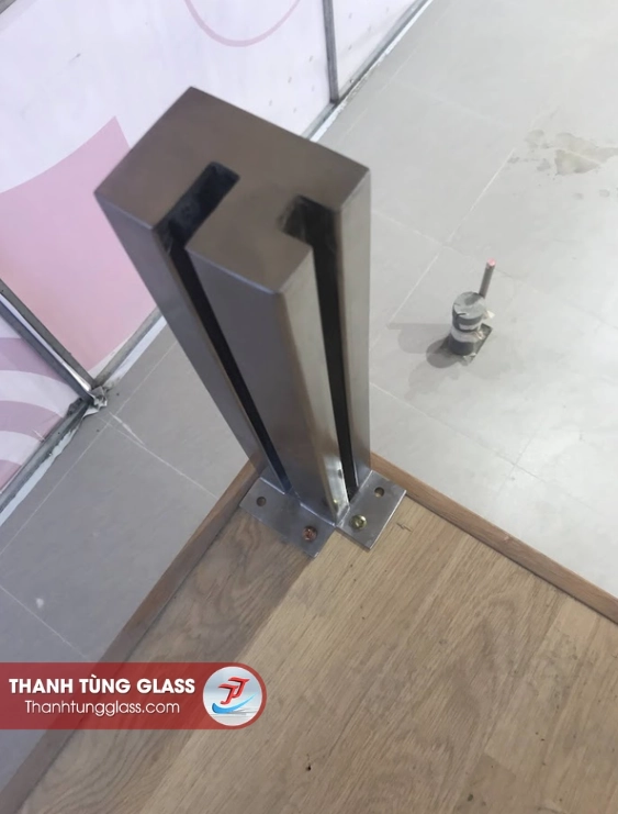 Chi tiết chân kẹp kính (pat) inox 304 bắt bản mã xuống sàn