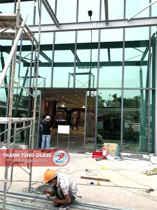 Lắp dựng mặt dựng kính sảnh chính cao thông 2 tầng và cửa kính tự động