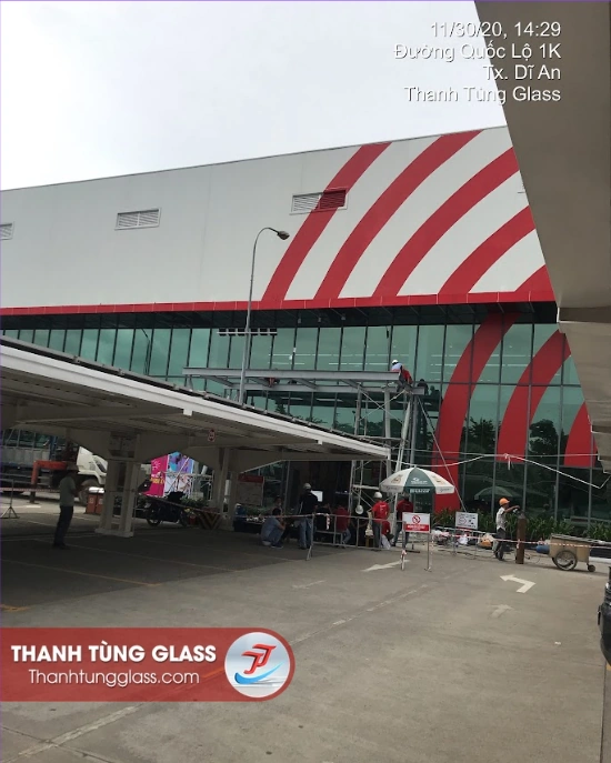 Hệ mặt dựng kính tầng trên, khu vực lối vào – bãi xe