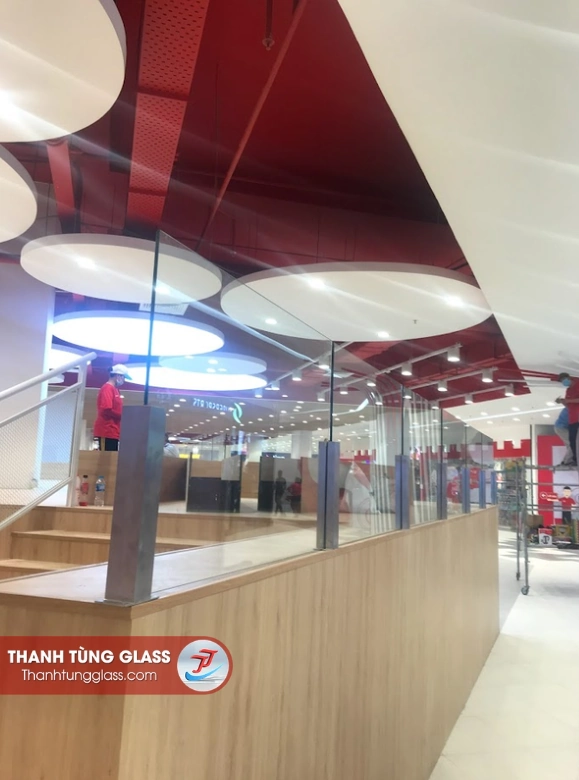 Lan can kính cường lực khu thông tầng, kết hợp trụ inox và vách gỗ