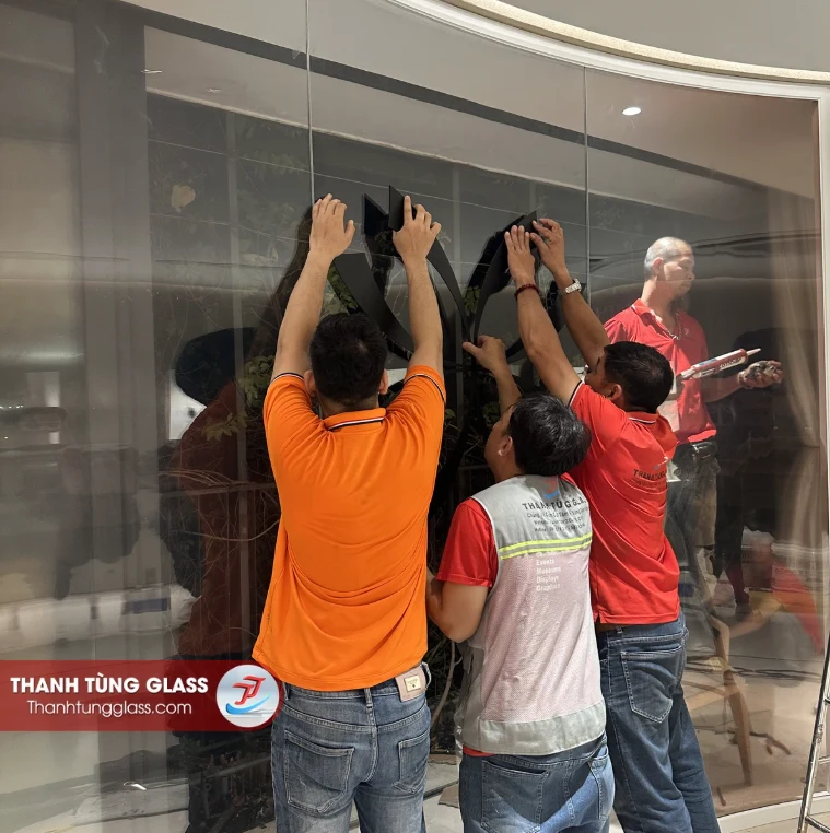 Lắp đặt khung lô gô trên kính