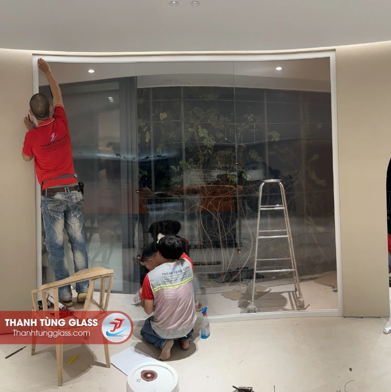 Lắp đặt hoàn thiện 3 tấm kính uốn cong
