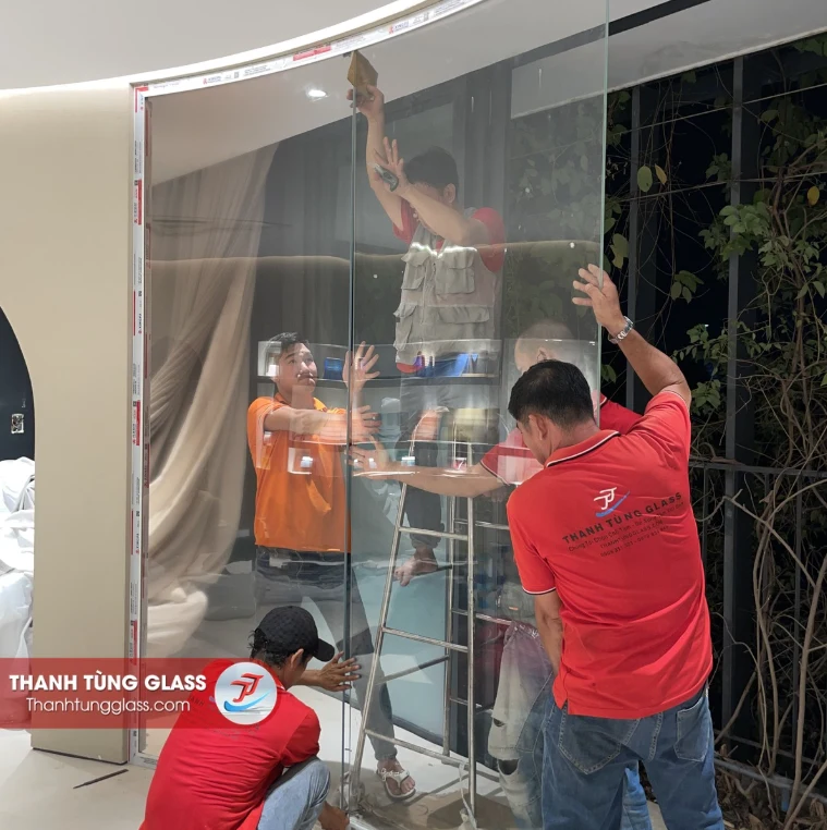 Lắp đặt kính uốn cong