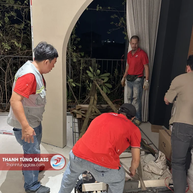 Đón kính từ bên ngoài vào nơi thi công