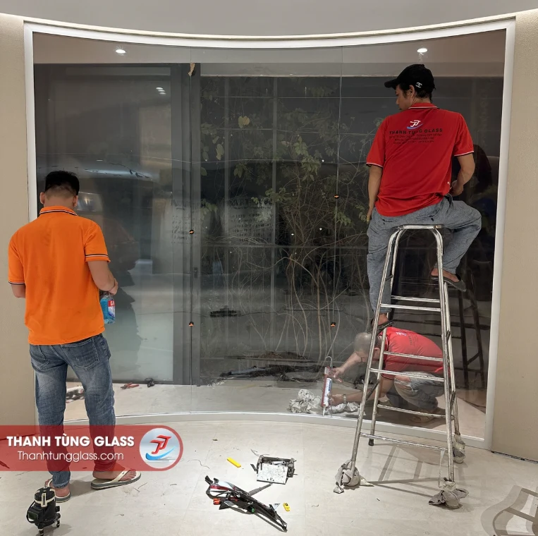 Vệ sinh và kiểm tra độ chắc của kính và khung nhôm