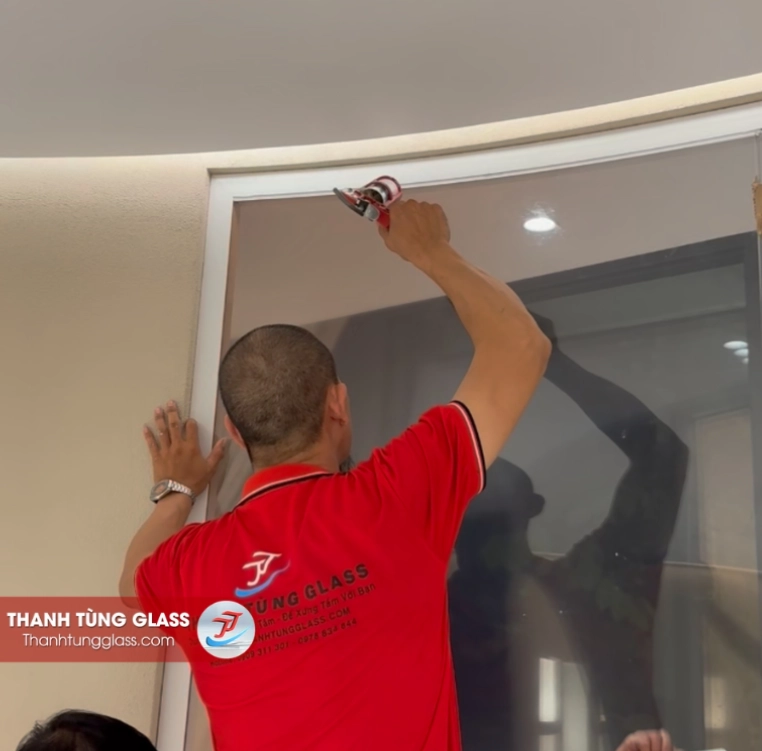 Bắn keo giữa kính và khung nhôm