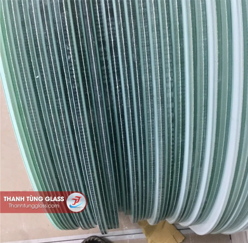 Kính sơn màu trắng sữa cho vách ngăn mặt bàn trường Hutech