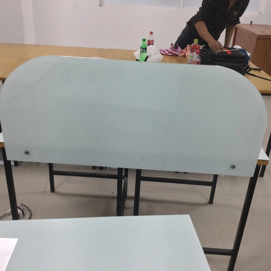 Cận cảnh vách kính sơn màu trắng ngăn mặt bàn gắn pat inox tại HUTECH