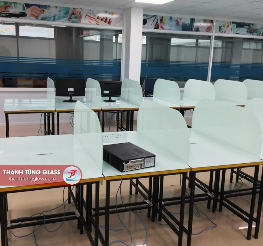 Phòng máy tính HUTECH lắp vách kính sơn màu trắng ngăn mặt bàn