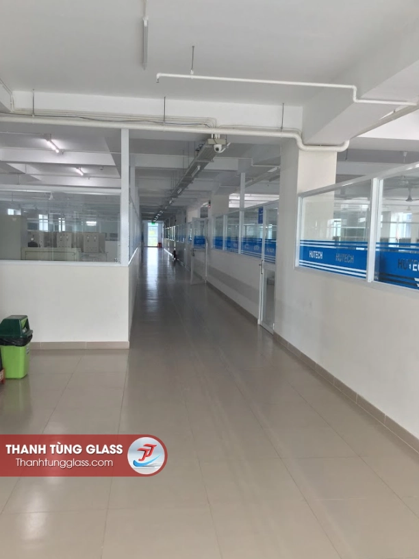 Vách kính ngăn phòng học khung nhôm dọc hành lang Trường HUTECH