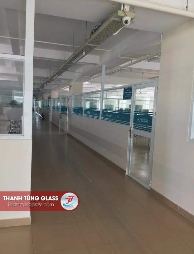 Vách ngăn văn phòng trường HUTECH