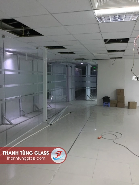 Vách ngăn nhôm kính văn phòng Trường HUTECH