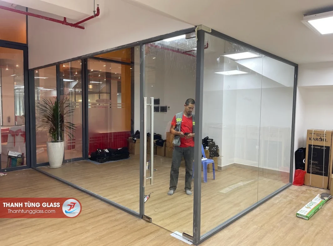  Vách kính khung nhôm kết hợp cửa kính ngăn phòng tại Trường Đinh Thiện Lý