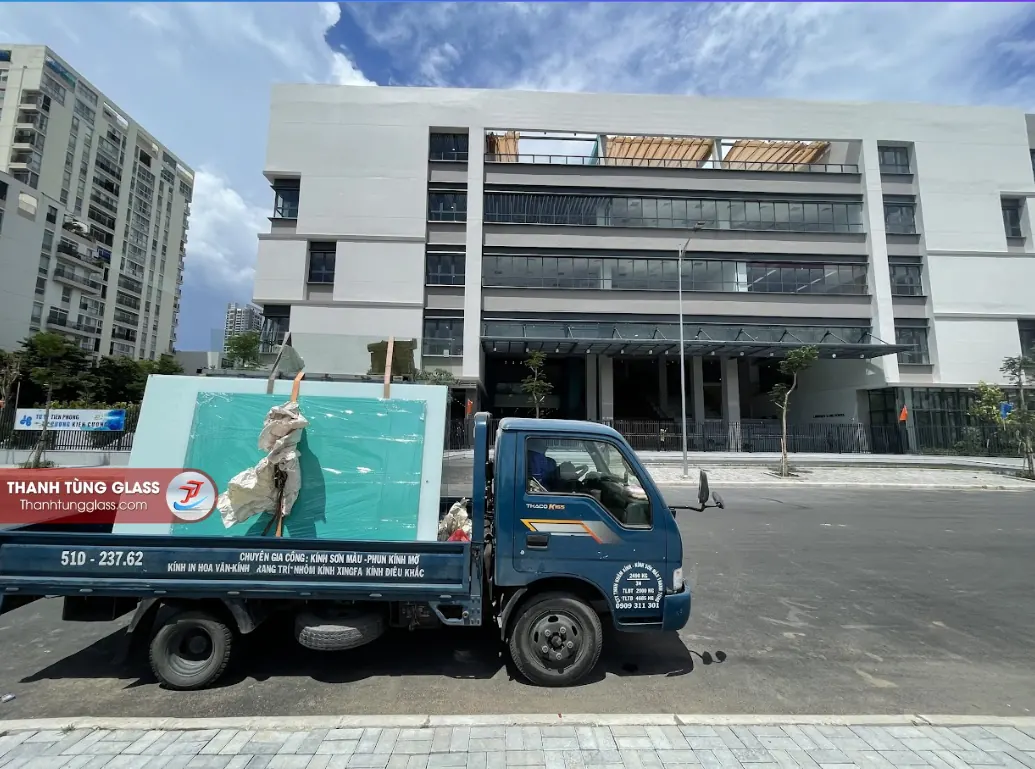 Vận chuyển kính khổ lớn đến công trình Trường Đinh Thiện Lý