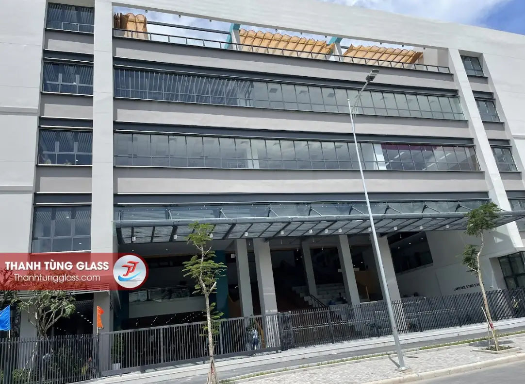 Mặt ngoài Trường Đinh Thiện Lý (Lawrence S. Ting) Phú Mỹ Hưng – công trình nhôm kính do Thanh Tùng Glass thi công
