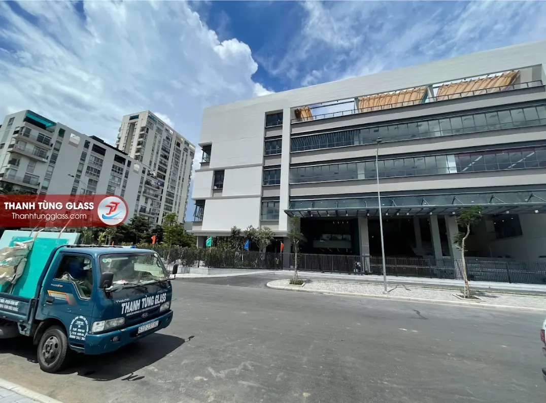 Toàn cảnh công trình Trường Đinh Thiện Lý Phú Mỹ Hưng do Thanh Tùng Glass thi công