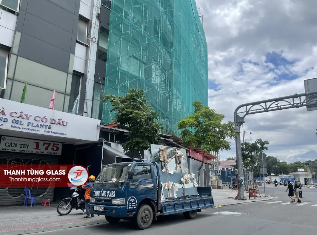 Vận chuyển kính đến công trình Trường Đinh Thiện Lý