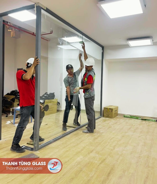 Lắp vách kính cường lực