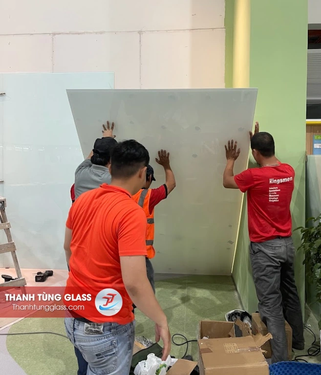 Thi công lắp bảng kính khổ lớn tại phòng học Trường Đinh Thiện Lý