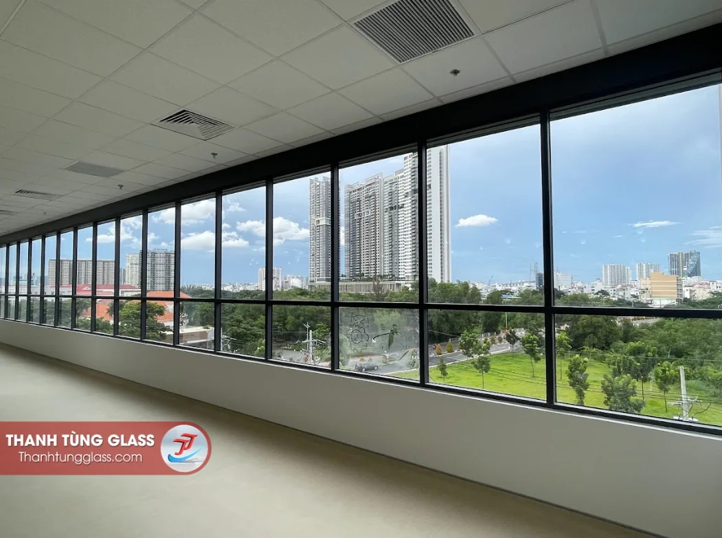 Hệ cửa sổ vách kính khung nhôm dọc hành lang Trường Đinh Thiện Lý