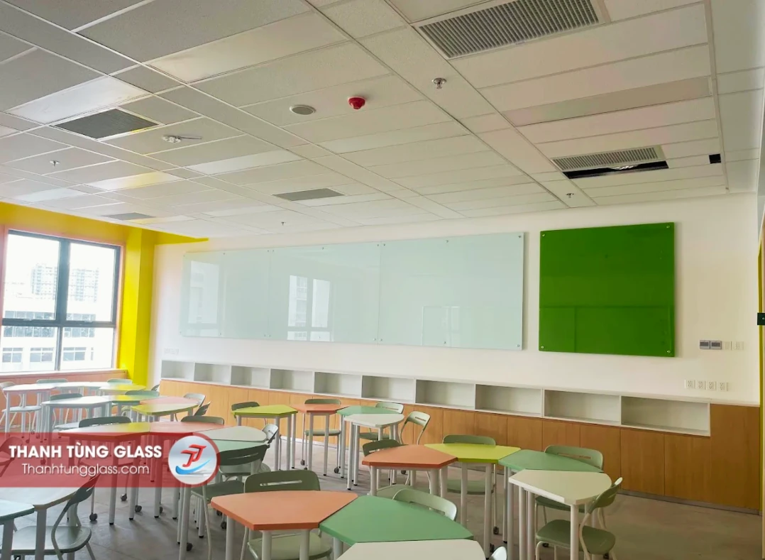 Bảng kính sơn màu trắng và xanh trong phòng học Trường Đinh Thiện Lý