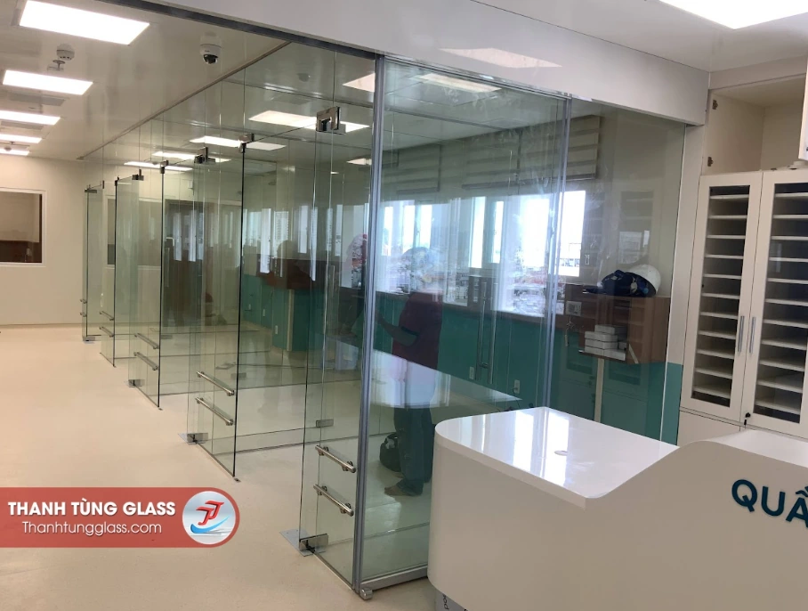 Vách kính cường lực
