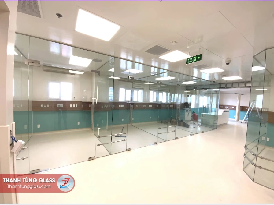 Vách kính cường lực bệnh bệnh