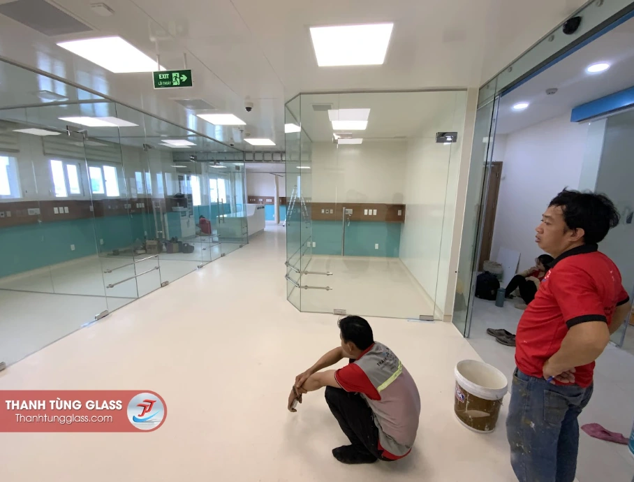 Lắp đặt kính cường lực do Thanh Tùng Glass