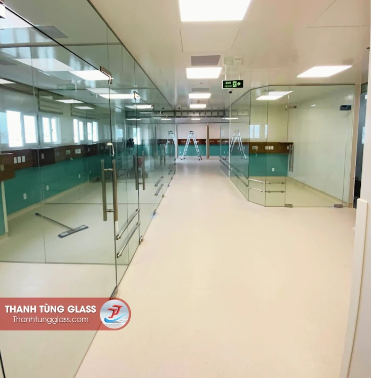 Hoàn thiệt vách kính văn phòng cường lực cho bệnh viện