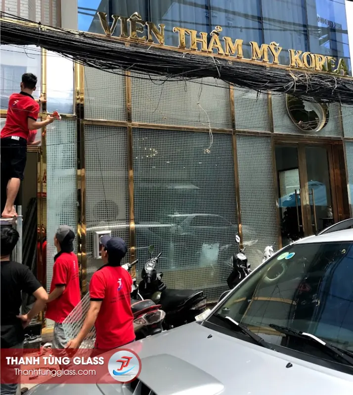 Kính mặt tiền Viện thẩm mỹ Korea