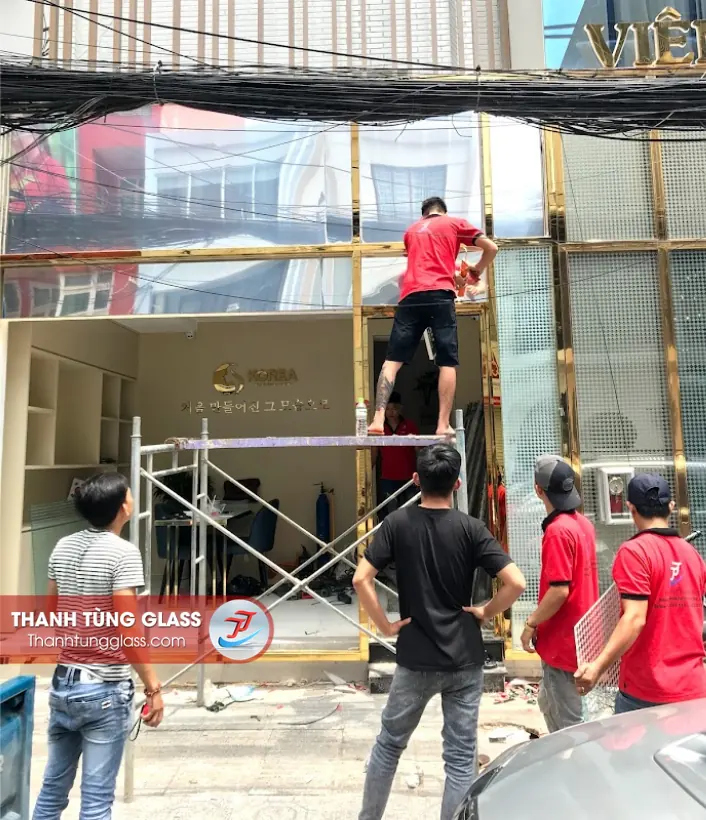  Thi công vách kính và cửa kính mặt tiền Viện Thẩm mỹ Korea