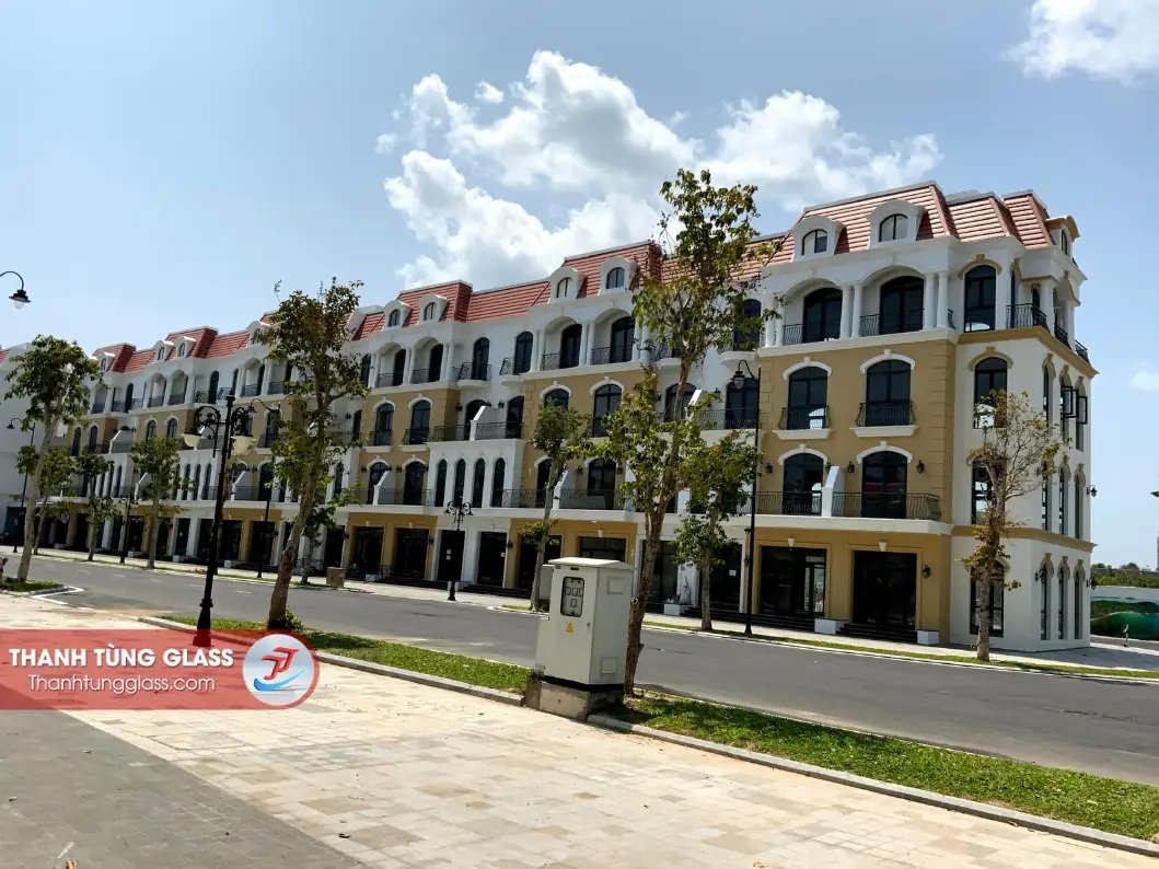 Hệ cửa sổ vòm nhôm kính đồng bộ shophouse Vinhomes Phú Quốc