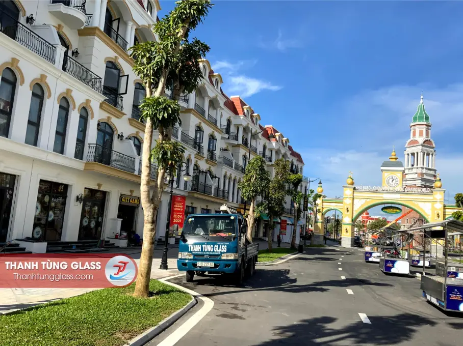Khu phố shophouse Vinhomes Phú Quốc do Thanh Tùng Glass thi công nhôm kính