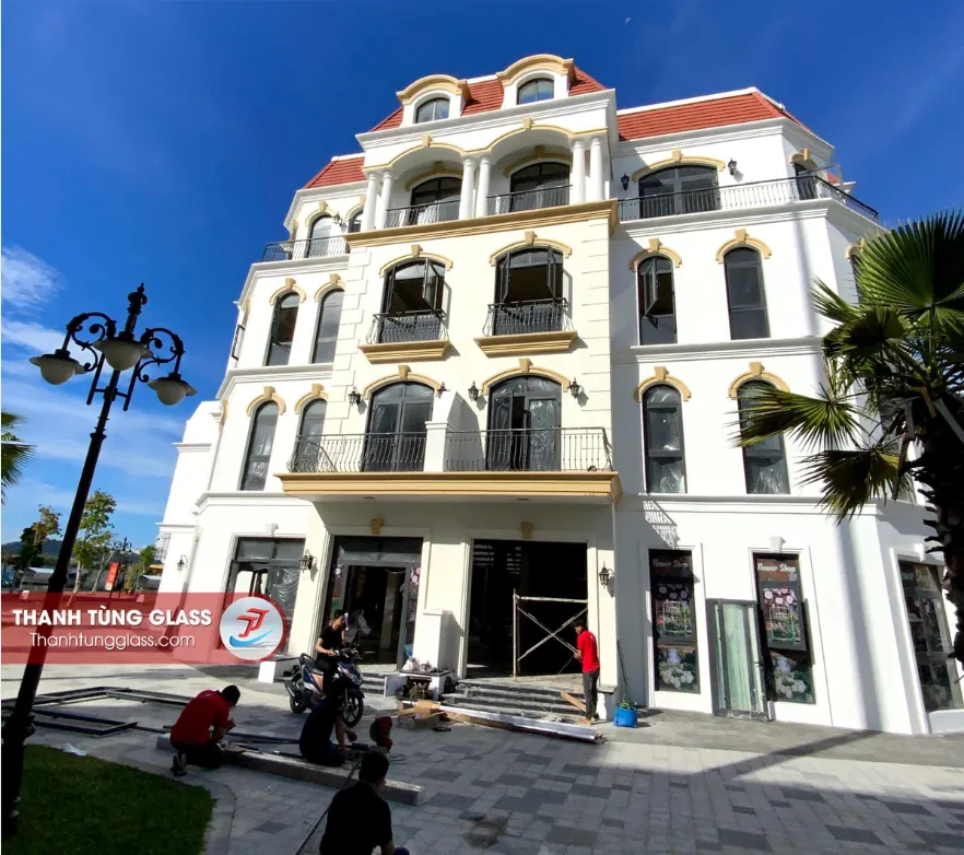 Cửa sổ vòm và cửa đi nhôm kính shophouse Grand World Phú Quốc