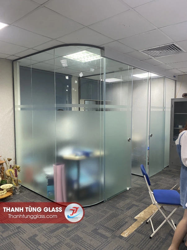 Kính uống cong văn phòng