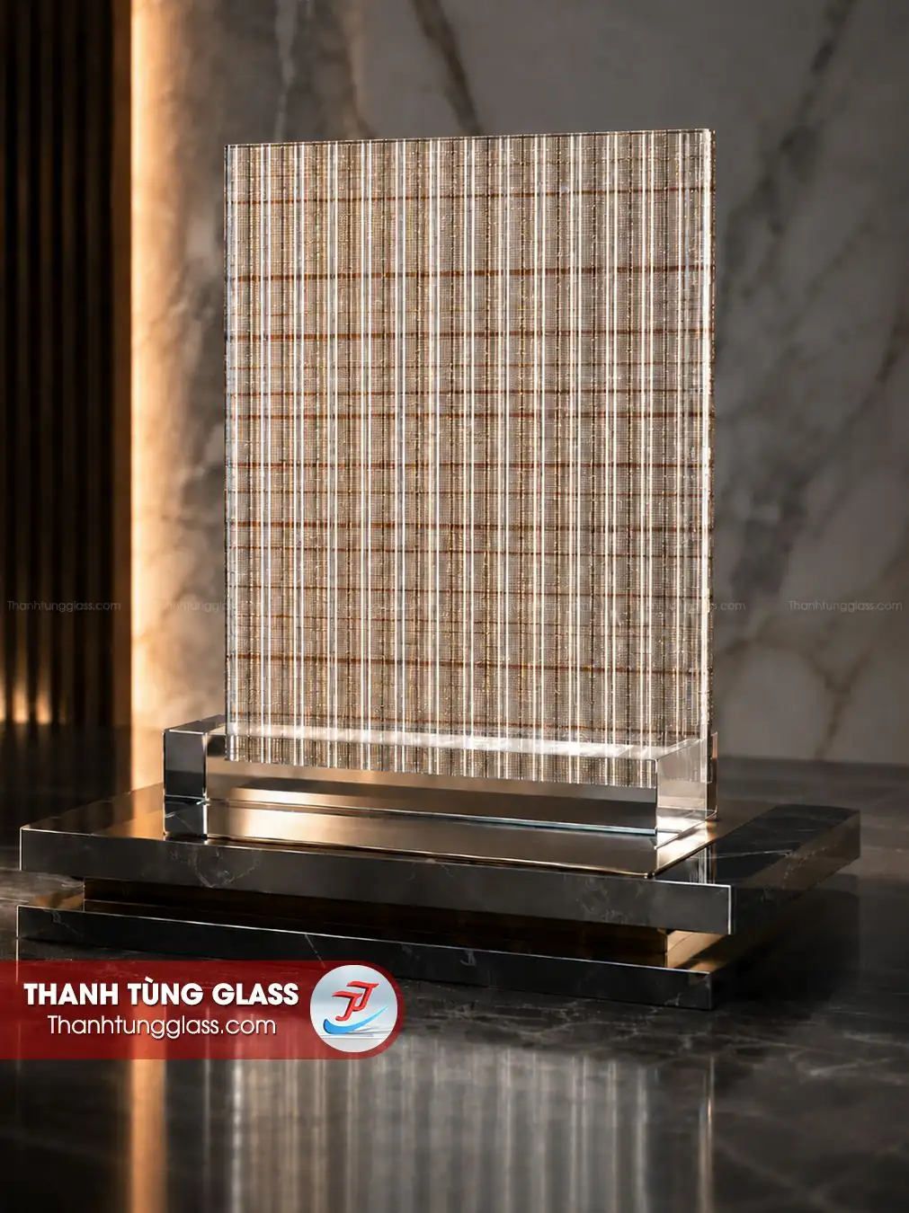 Kính đúc sọc to ghép lụa