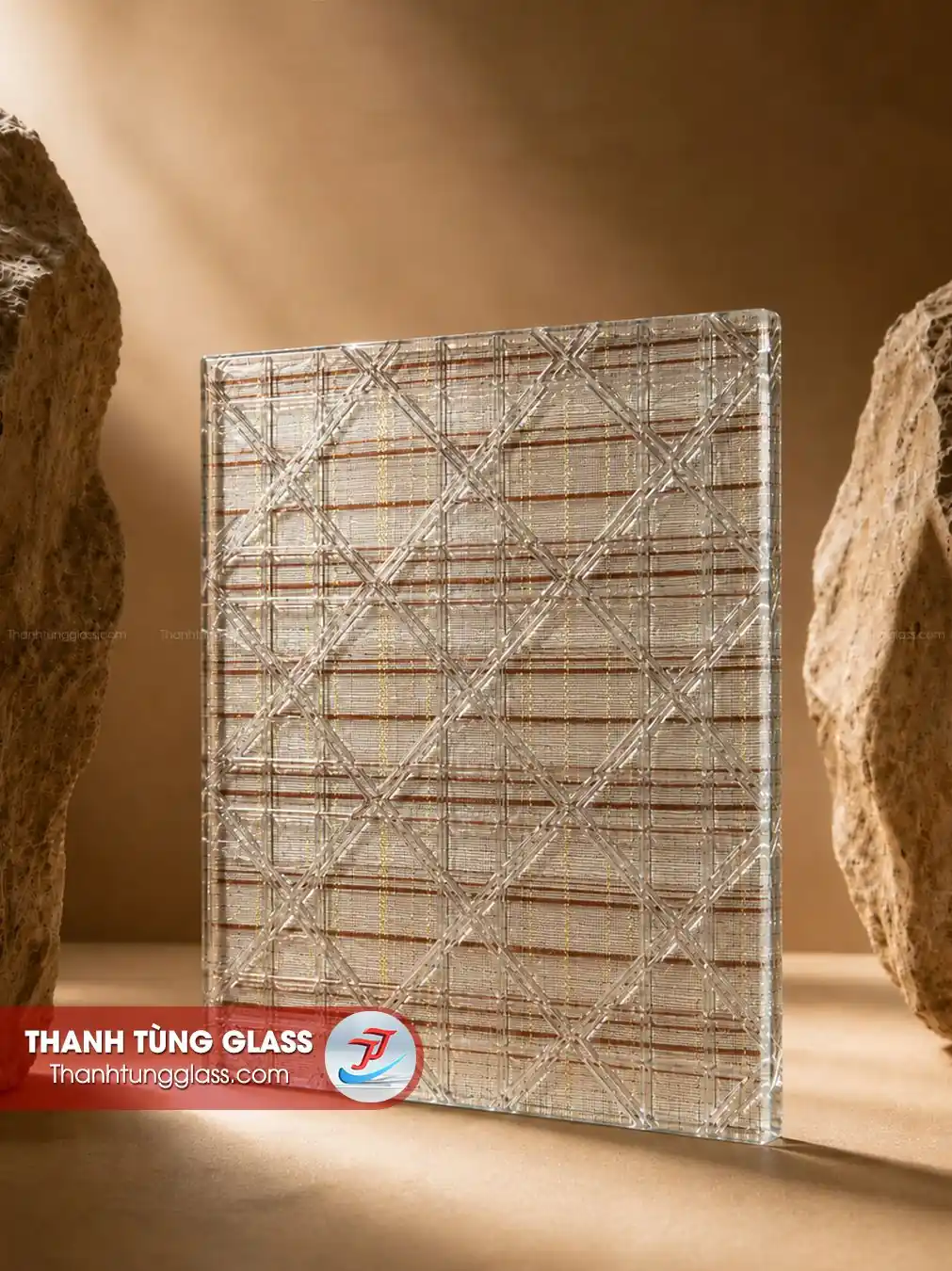 Kính đúc hoa văn ô vuông ghép lụa