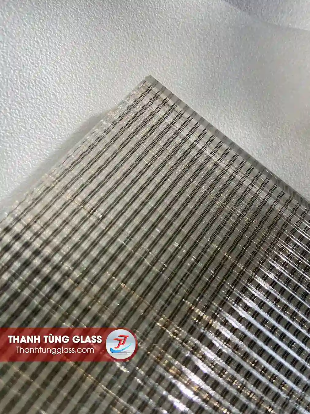 Kính đúc sọc nhỏ ghép lụa