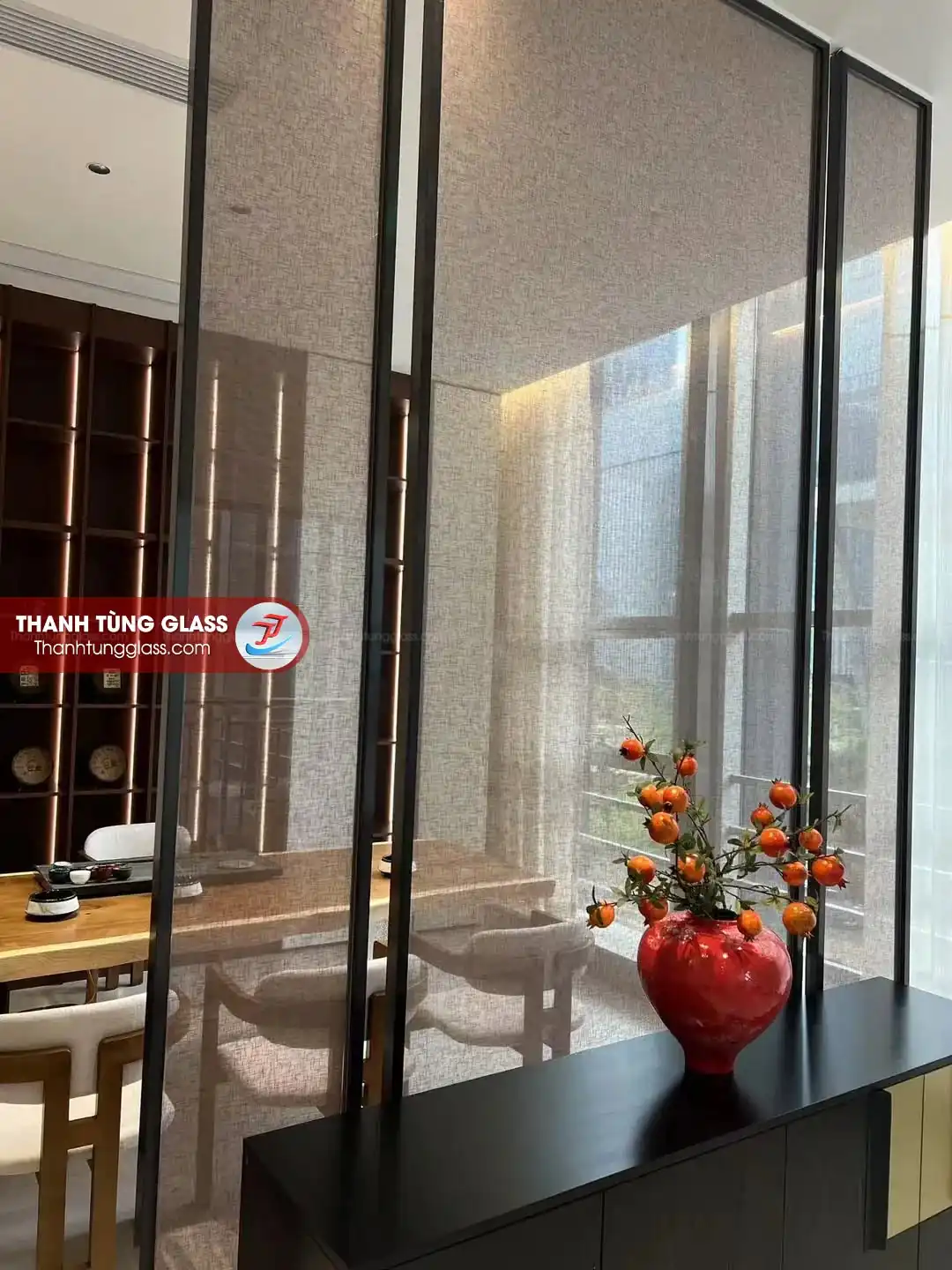 Vách ngăn kính ghép lụa khung nhôm đen tại phòng khách căn hộ cao cấp do Thanh Tùng Glass thi công