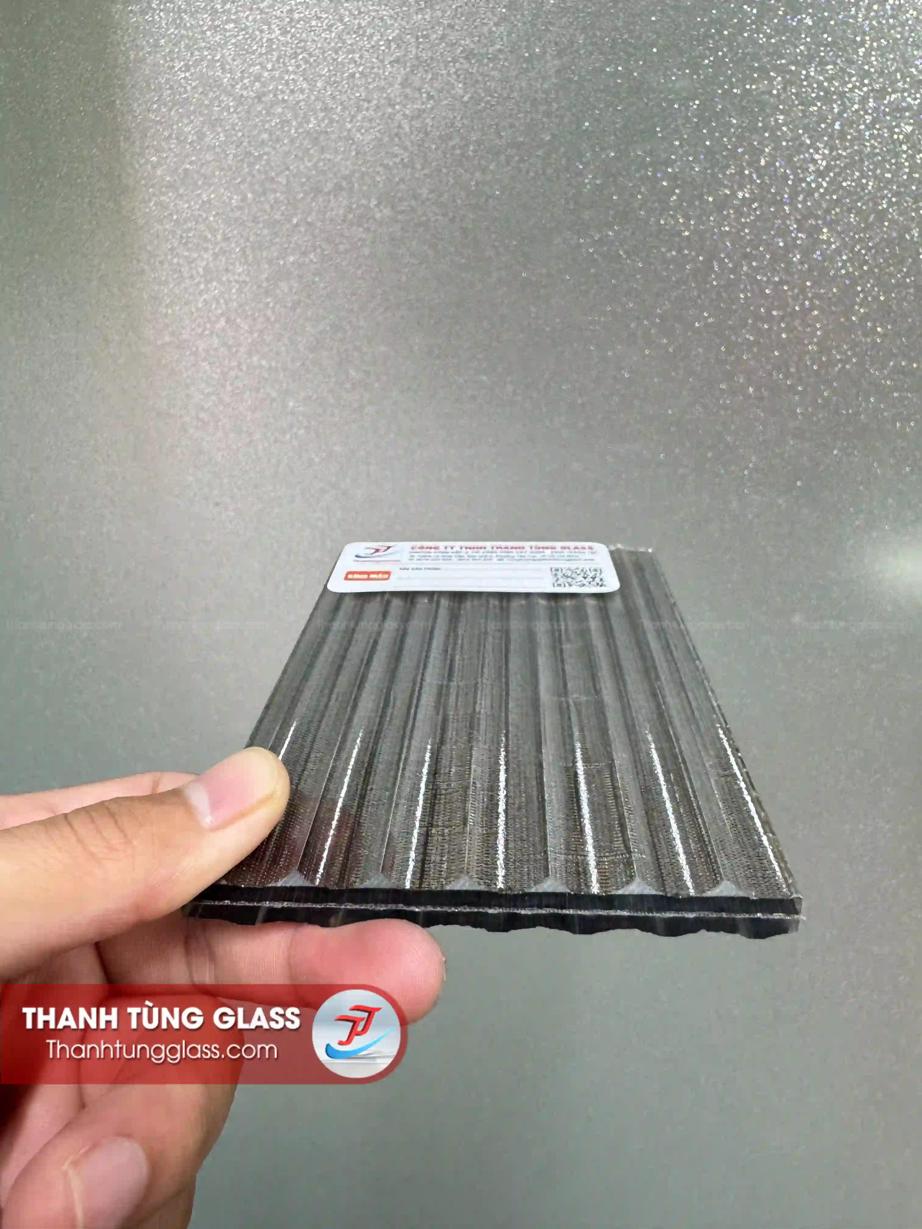 Kính đúc sọc to ghép lụa