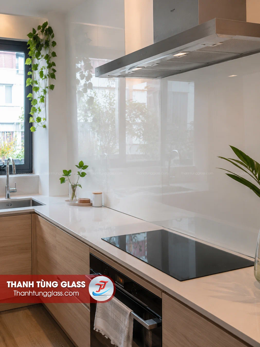 Kính sơn màu ốp tường bếp