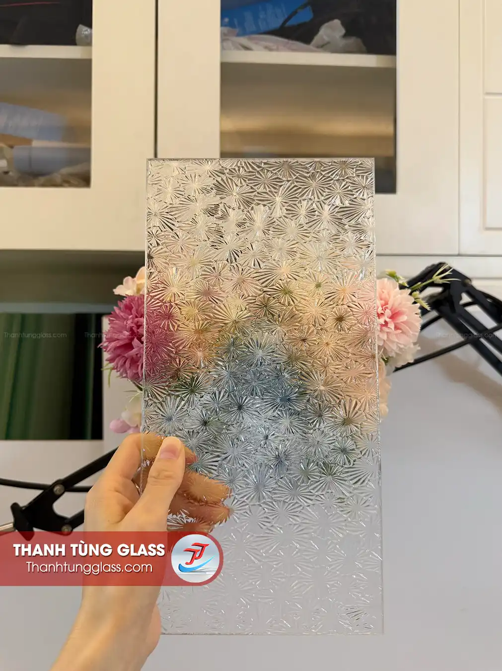Kính đúc hoa văn