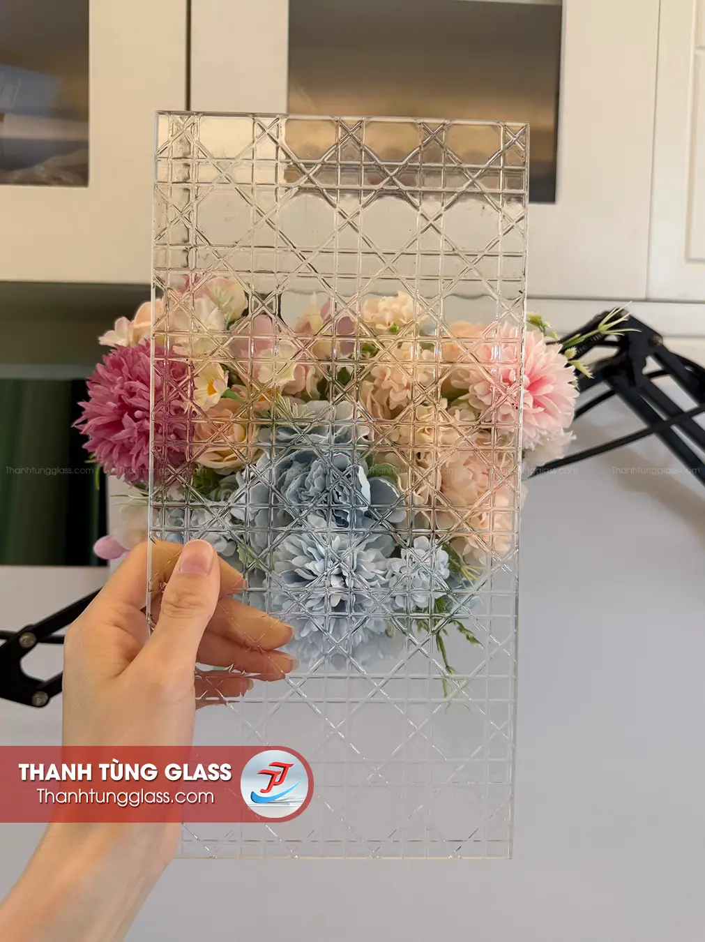 Mẩu kính đúc hoa văn