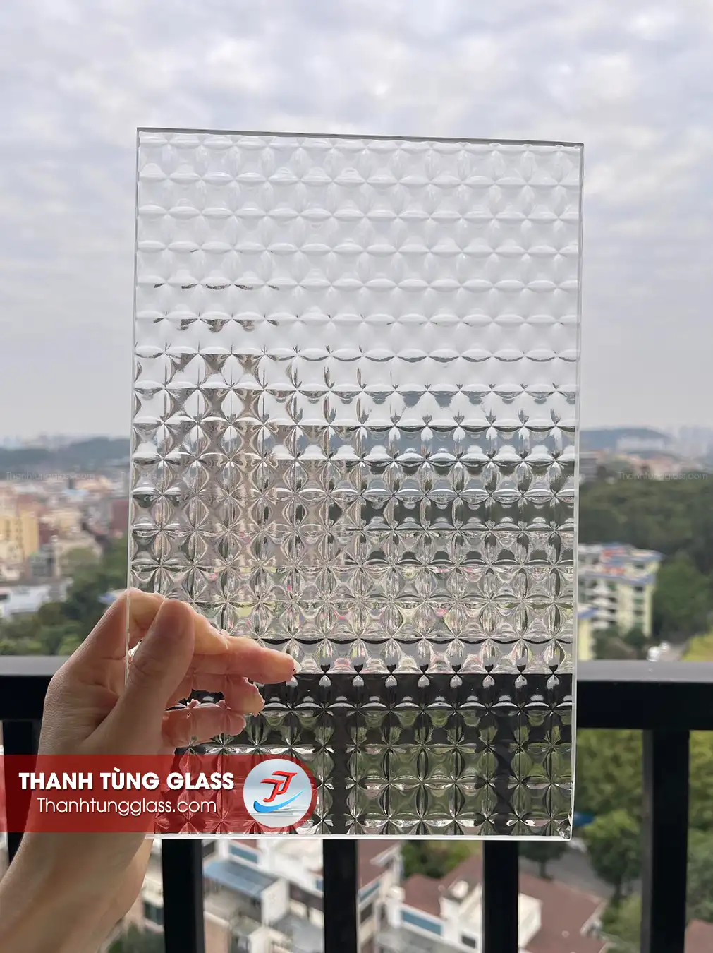Kính đúc hiệu ứng ô vuông