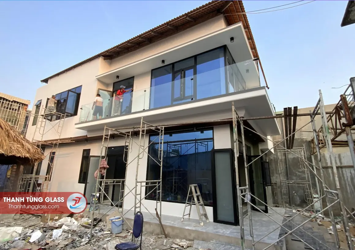 Nhà ở lắp cửa nhôm Xingfa kính cường lực do Thanh Tùng Glass sản xuất và thi công