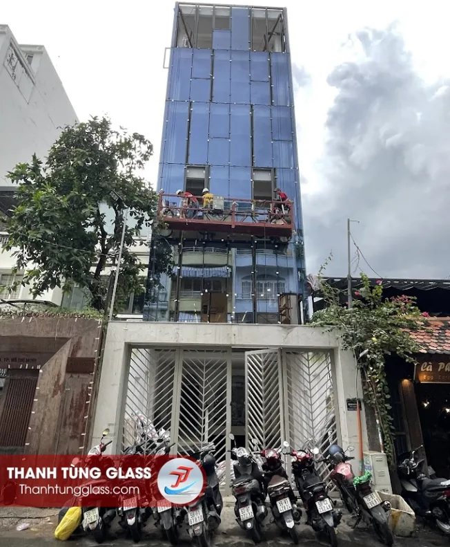  Mặt dựng nhôm kính phản quang màu xanh cho nhà phố do Thanh Tùng Glass thi công