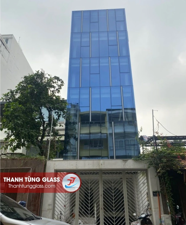 Lắp kính phản quang lên hệ khung mặt dựng nhôm kính nhà phố